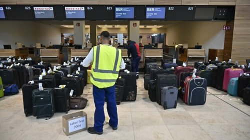 Hunderte Passagiere warten am BER auf ihr Gepäck – vergeblich
