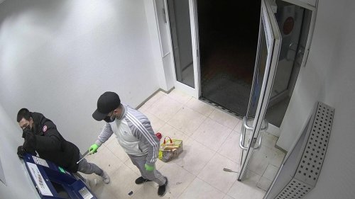 Wer kennt diese Männer?: Unbekannte wollten Geldautomat sprengen – Berliner Polizei sucht mit Fotos