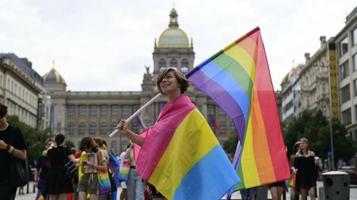 „Prague Pride Festival 2022“: 50.000 Menschen demonstrieren in Prag für Vielfalt und Gleichberechtigung