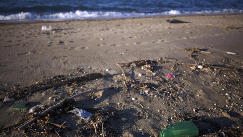 Urlaubsparadies mit Plastikproblem: Wie Griechenland seine Küsten vor dem Müll retten will