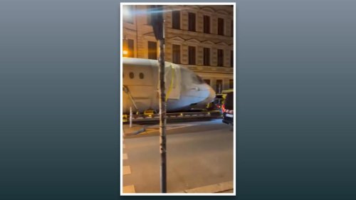 Video zeigt, wie Jet-Rumpf durch Berlin gezogen wird: Das steckt hinter dem nächtlichen Flugzeug-Transport | Flipboard