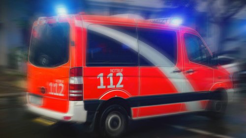 Gegen einen Baum geprallt: Autofahrer nach Verkehrsunfall in Berlin-Steglitz schwer verletzt