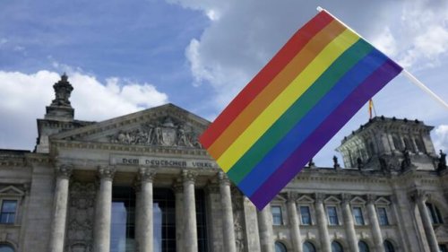 Ampel will weitreichende Verbesserungen für queere Menschen