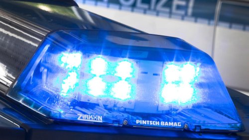 Schreckschusspistolen und Machete beschlagnahmt: Spezialeinsatzkommando durchsucht nach Bedrohung mit Waffe Wohnung in Berlin