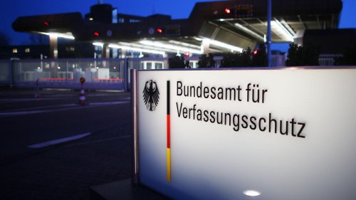 AfD-nahe Mitarbeiter beim Geheimdienst?: Verfassungsschutz darf über seine Extremisten schweigen