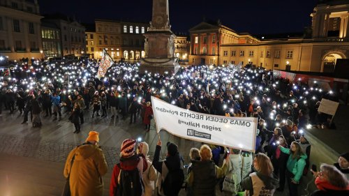 Protest und Lichteraktion: Tausende Menschen demonstrieren in Potsdam gegen Rechtsextremismus und die AfD
