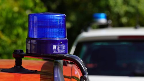 Auto überschlägt sich mehrmals: Fahrer fährt an Autobahnausfahrt in Brandenburg geradeaus – zwei Schwerverletzte