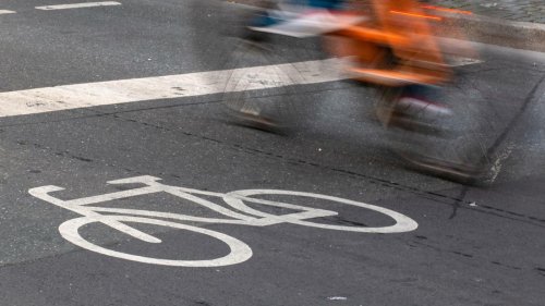 33-Jährige am Kopf verletzt: Autofahrer fährt in Potsdam Radfahrerin an