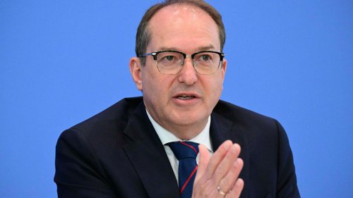 Höhere Mindeststrafe möglich : Dobrindt will Messerangriffe zum Verbrechen erklären