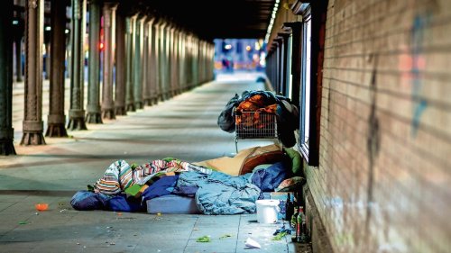 Zwischen Kuchen und Wohnungsbau: Im Berliner Hofbräuhaus diskutieren Abgeordnete mit Obdachlosen