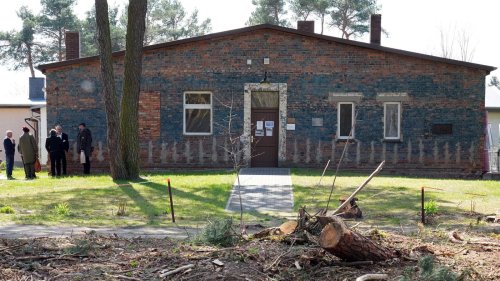 80. Jahrestag des Kriegsendes: Gedenken an Opfer des NS-Regimes in ehemaligem KZ-Außenlager