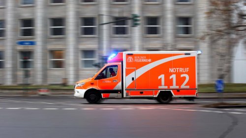 Schwerer Verkehrsunfall in Berlin-Reinickendorf: Lkw-Fahrer überrollt 42-jährige Radfahrerin beim Rechtsabbiegen