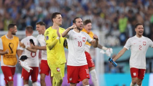 Polen zittert sich ins WM-Achtelfinale: Männer, die auf Handys starren