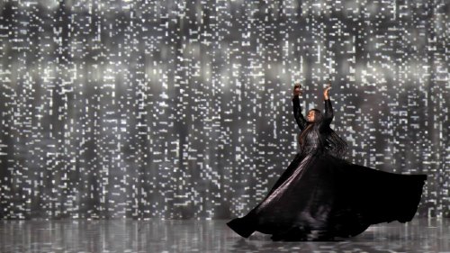 „Echnaton“ an der Komischen Oper: Triumph eines gottgleichen Tyrannen