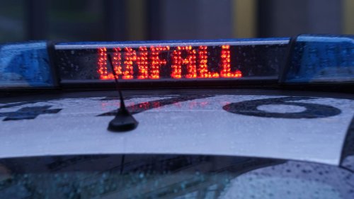 Unfall: Motorradfahrer durch Zusammenstoß mit Auto verletzt