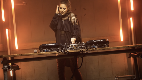 „Schon immer eine Rampensau“: Berliner Berufssoldatin legt trotz Krankschreibung als DJ auf – Anklage
