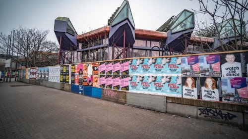 DDR-Spaßbad in Berlin-Friedrichshain: Rund 100 Personen demonstrieren gegen Abriss des SEZ