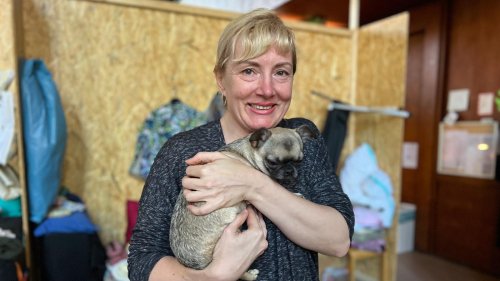 „Die Flüchtlinge bleiben Monate statt Tage“: Tetjana und Hund Nike leben im großen Saal der Markus-Gemeinde in Berlin-Steglitz