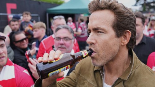 Britischer Fußball: Eigentümer aus Hollywood jubeln: Wrexham steigt wieder auf