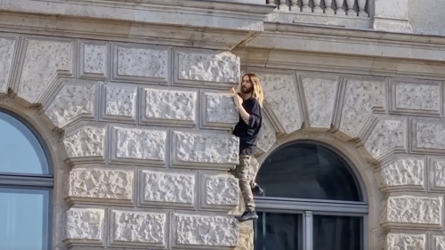 Schlüssel vergessen?: US-Sänger Jared Leto klettert in Berlin ungesichert eine Hauswand hoch