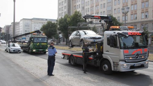 Berlins „Polizeibeobachter“: Wenn er einen Falschparker sieht, wählt er die 110