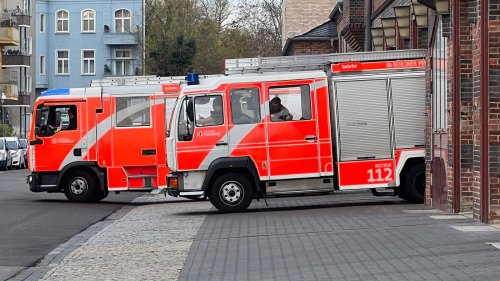 Zehn Menschen evakuiert: Kellerräume in Berlin-Wilhelmstadt brennen