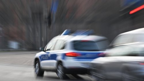 Unfallflucht in Potsdam: Mann prallt mit Auto gegen Mauer und Fassade – und fährt davon