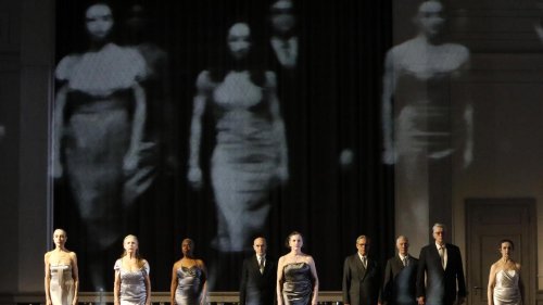 Dialoge mit dem jüngeren Ich: „Kontakthof – Echoes of ’78“ von Pina Bausch beim Theatertreffen