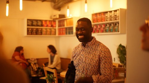 Buchhandlung eröffnet Restaurant: Afrikanische Küche und Literatur in Friedrichshain