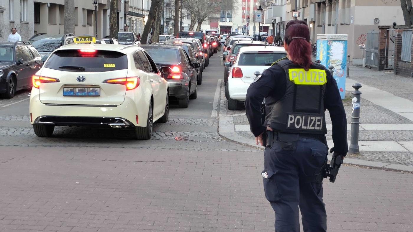 Jetzt regelt die Polizei den Verkehr im Kiez: Die Nerven liegen blank – so massiv trifft die Brückensperrung den Westen Berlins