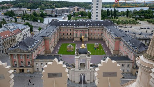 Kriminalität: Hitlergruß vor dem Landtag: Polizei greift 26-Jährigen auf