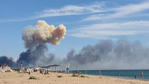 Offenbar erneute Explosion: Videoaufnahmen zeigen Feuer auf russischem Militärflughafen auf der Krim