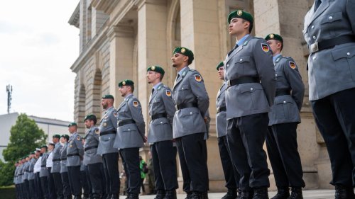 Soldaten leisten ihren Fahneneid: Bundeswehr-Gelöbnis vor Berliner Abgeordnetenhaus