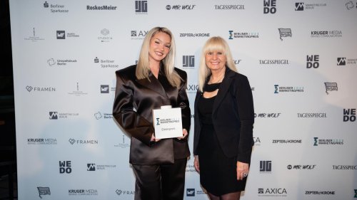 Verleihung des Berliner Marketingpreises: Rapperin Shirin David und Senatorin Iris Spranger kennen sich „über Boateng“