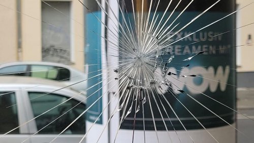 Unbekannte werfen Pflasterstein in Kneipenfenster: Erneuter antisemitischer Angriff auf Neuköllner Lokal „Bajszel“