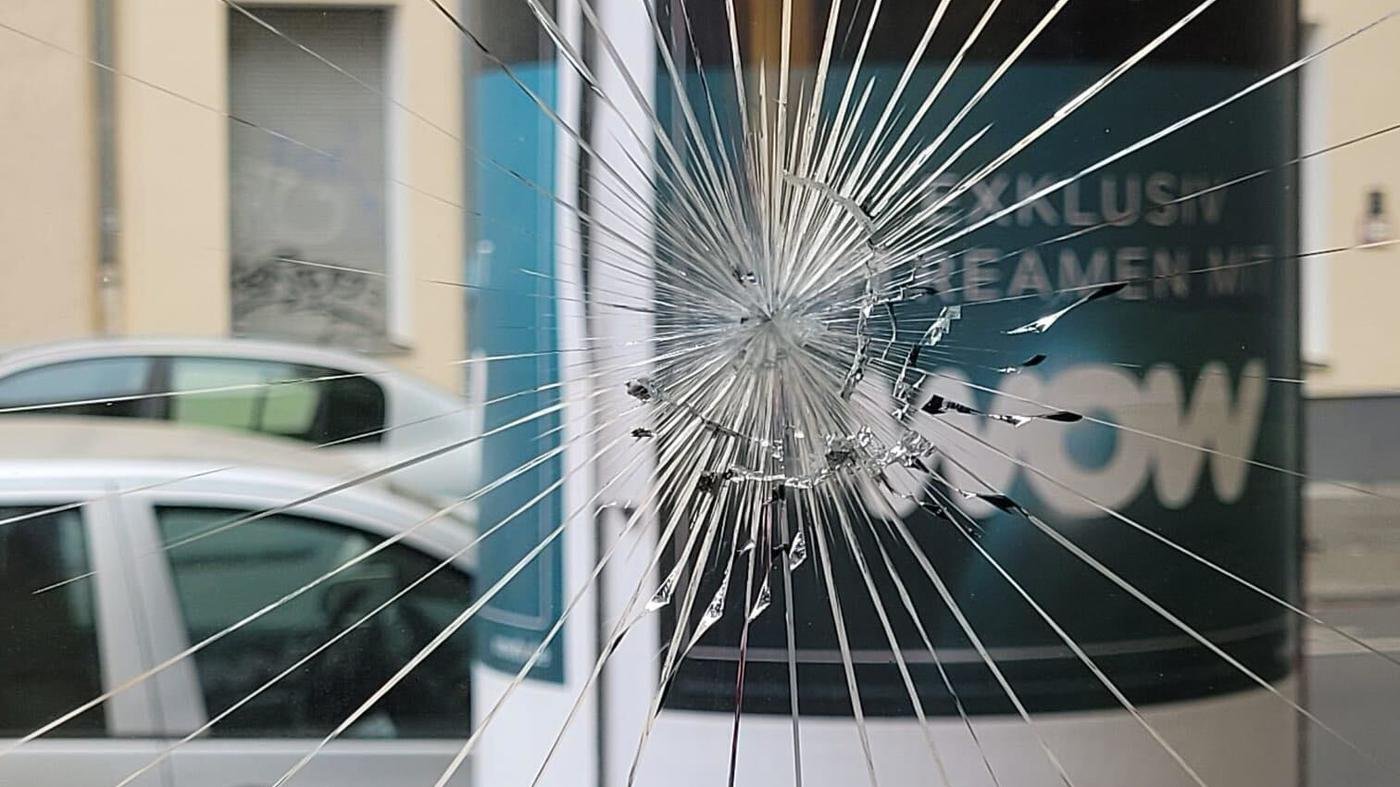 Unbekannte werfen Pflasterstein in Kneipenfenster: Erneuter antisemitischer Angriff auf Neuköllner Lokal „Bajszel“