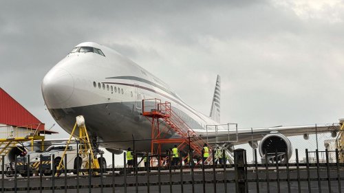 „Sie sind eine Schande“: USA nehmen Jumbojet von Katar offiziell an – Trump geht Reporter wegen Nachfrage an