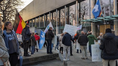 „Heil, komm raus!“: Wütende Demonstranten belagern Bürgerdialog mit dem Arbeitsminister