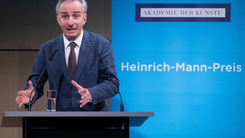 Auszeichnungen: Böhmermann würdigt Autorin Mely Kiyak als mutige Stimme