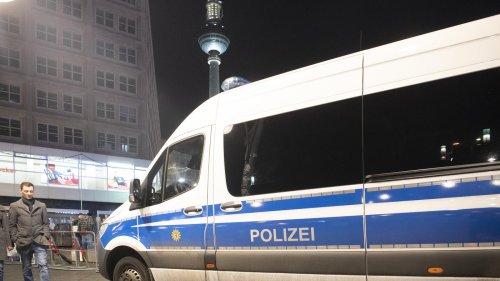 Festnahme am Alexanderplatz: 18-Jähriger bedroht in Berlin Passanten mit Elektroschocker und spuckt Polizistin an