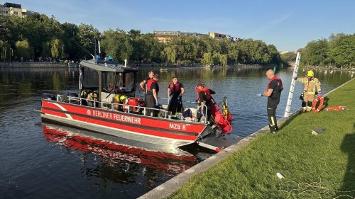 Reanimation erfolglos: Taucher der Berliner Feuerwehr holen leblose Person aus Berliner Landwehrkanal