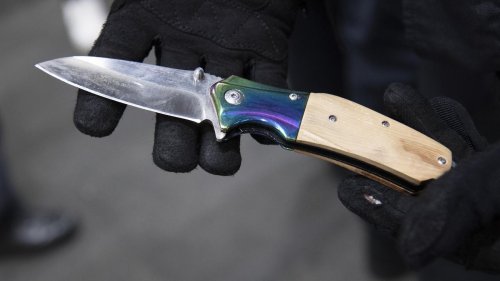 Polizei erlässt erneut Mitführverbot: An diesen Berliner Bahnhöfen sind Messer, Reizgas und Co. tabu