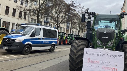 „Buh“-Rufe, Hupkonzerte, brennende Reifen: Bauern blockieren Straße bei Besuch von Grünen-Chefin Lang in Magdeburg
