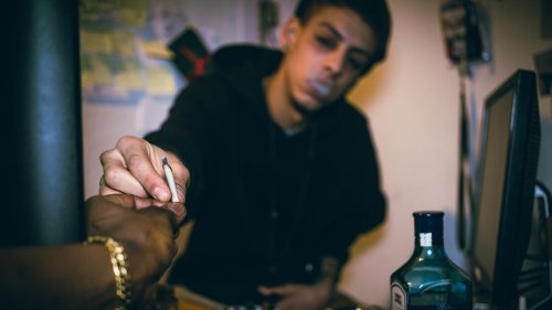 „Ich habe meine ganze Pubertät high verbracht“: Wenn Cannabis das Leben junger Menschen zerstört