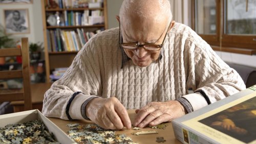 Puzzeln gegen Demenz?: Eine Neurologin erklärt, was noch besser hilft