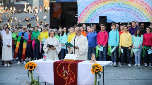 Segnung gleichgeschlechtlicher Paare: Protestaktion gegen Kardinal Woelki vor Kölner Dom