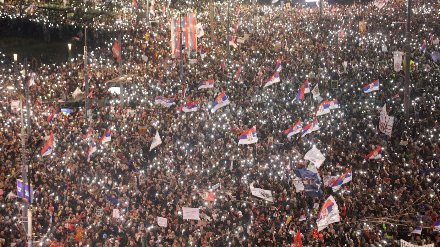 Vermutlich größte Demo der Landesgeschichte: Hunderttausende protestieren in Belgrad gegen Präsident Vucic