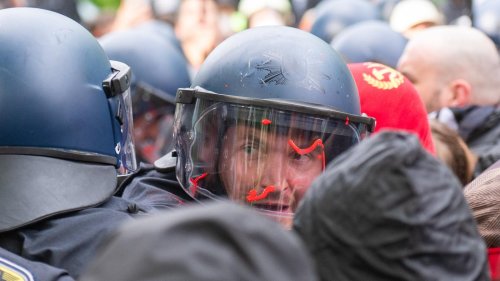 Zwei Berliner Polizisten über ihren Alltag: „Es kotzt mich an, dass wir immer noch eins zu eins gegen Angreifer kämpfen müssen“