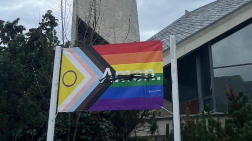 Erneute homophobe Attacke in Berlin-Schöneberg : Regenbogenbanner vor Kirche beschädigt