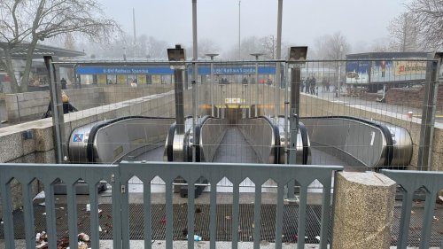 Berliner BVG-Schandfleck: Schrott-Rampen am Rathaus Spandau werden doch nicht abgerissen